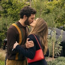 Adam Brody y Kristen Bell en el 2x07 de 'Nobody Wants This'