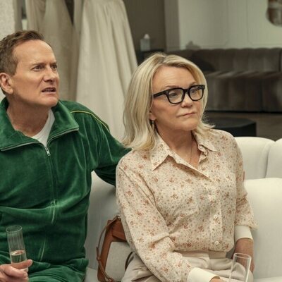 Michael Hitchcock y Stephanie Faracy en 'Si lo sabes, lo sabes' de 'Nobody Wants This'