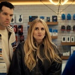 Justine Lupe y Timothy Simons en 'Un rabino mejor' de 'Nadie quiere esto'