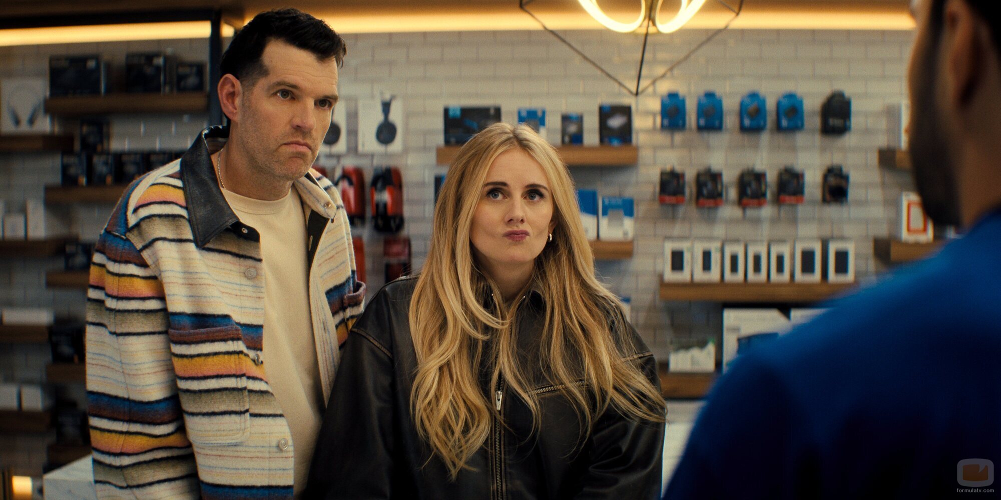 Justine Lupe y Timothy Simons en 'Un rabino mejor' de 'Nadie quiere esto'