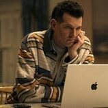 Timothy Simons en el 2x08 de 'Nadie quiere esto'