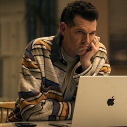 Timothy Simons en el 2x08 de 'Nadie quiere esto'