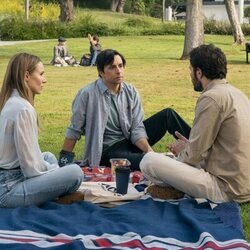 Adam Brody y Kristen Bell en el 2x08 de 'Nobody Wants This'