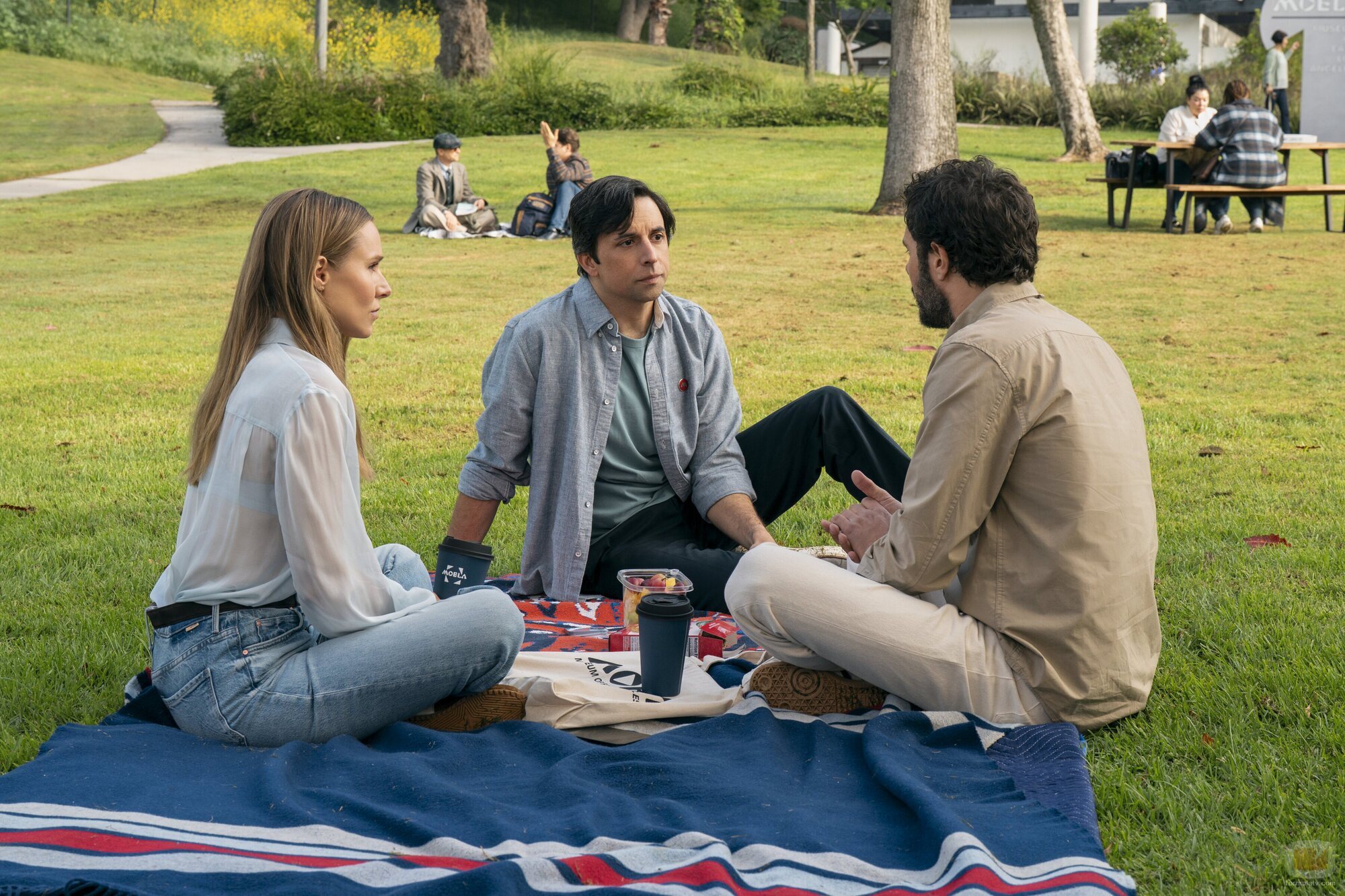 Adam Brody y Kristen Bell en el 2x08 de 'Nobody Wants This'