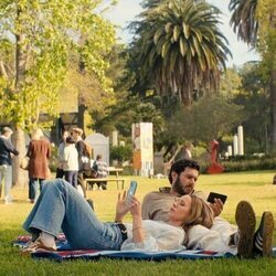 Kristen Bell y Adam Brody en el 2x08 de 'Nadie quiere esto'