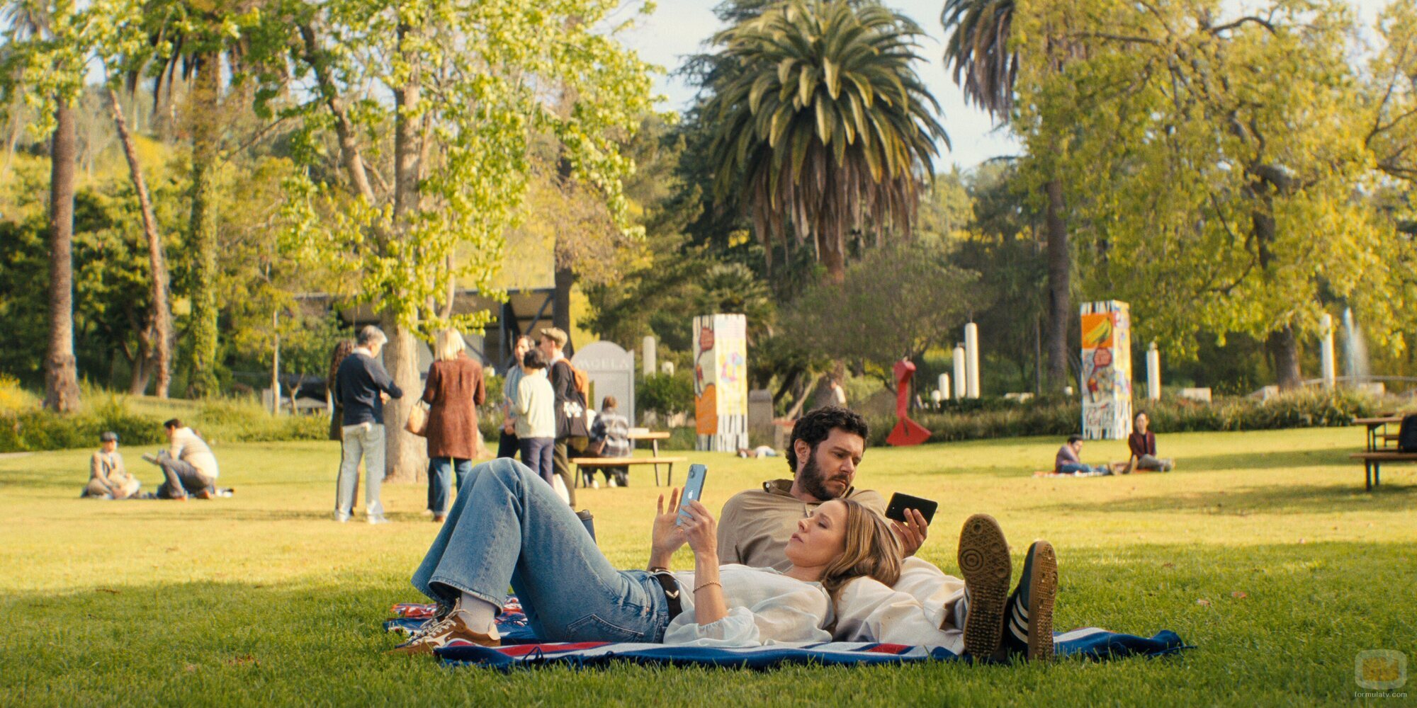 Kristen Bell y Adam Brody en el 2x08 de 'Nadie quiere esto'