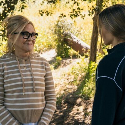 Kristen Bell y Stephanie Faracy en 2x08 titulado 'Un rabino mejor' de 'Nadie quiere esto'