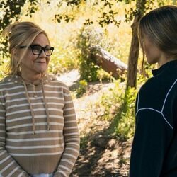 Kristen Bell y Stephanie Faracy en 2x08 titulado 'Un rabino mejor' de 'Nadie quiere esto'