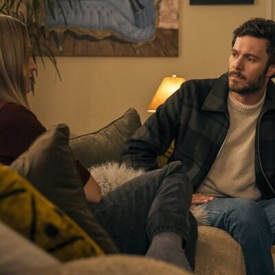 Adam Brody y Kristen Bell en 2x09 'Encrucijada' de 'Nadie quiere esto'