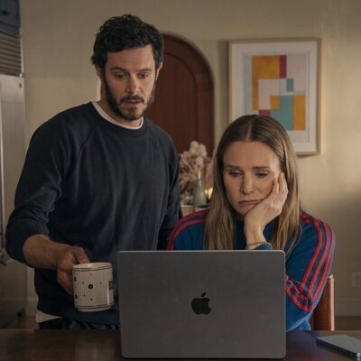 Foto de Adam Brody y Kristen Bell en 2x09 'Encrucijada' de 'Nadie quiere esto'