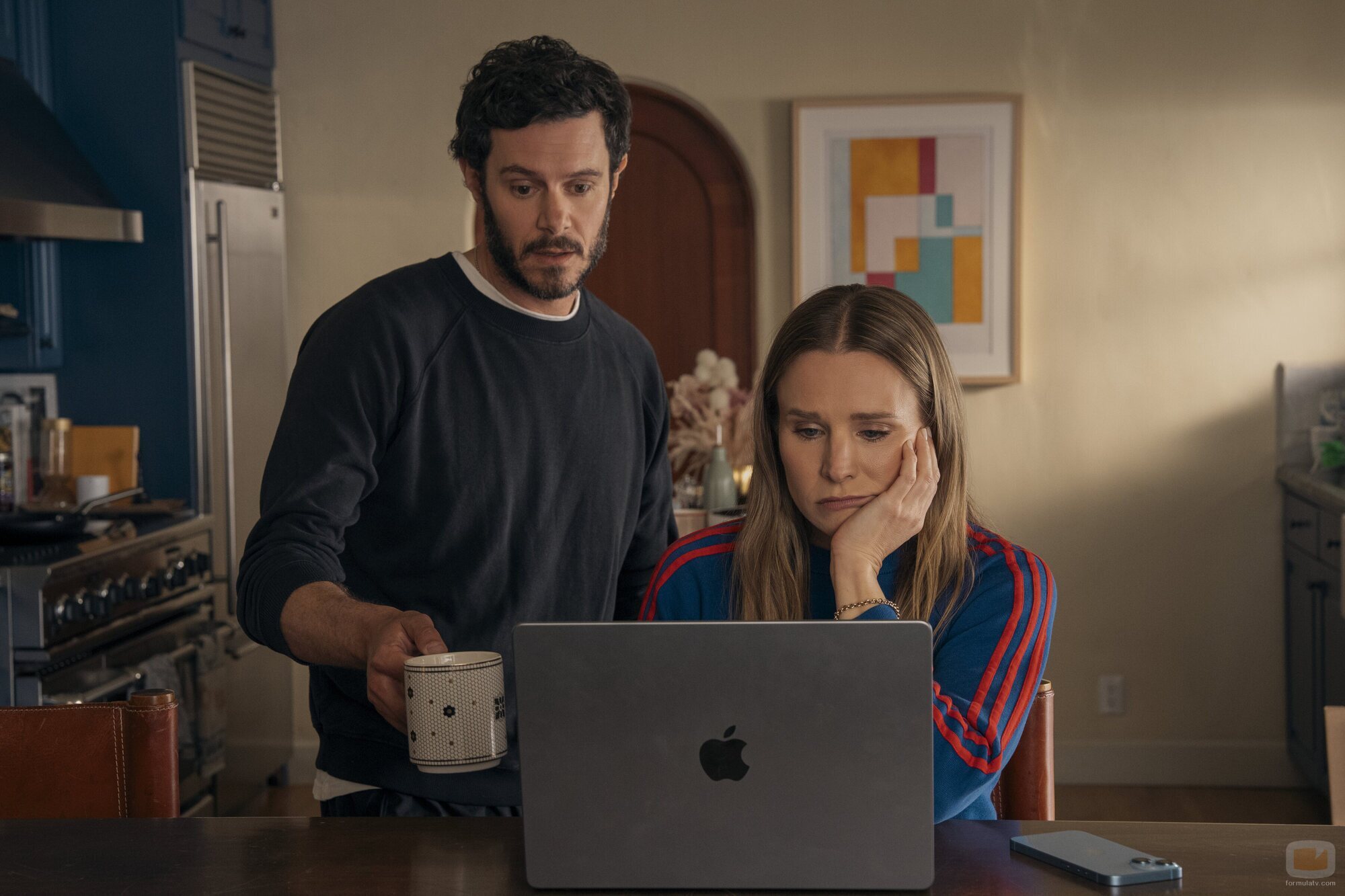 Foto de Adam Brody y Kristen Bell en 2x09 'Encrucijada' de 'Nadie quiere esto'