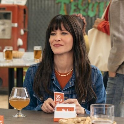 Jackie Tohn en el 2x09 de 'Nobody Wants This'