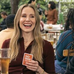 Escena de Kristen Bell en el 2x09 de 'Nadie quiere esto'