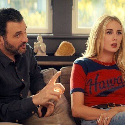 Arian Moayed y Justine Lupe en 2x09 'Encrucijada' de 'Nadie quiere esto'