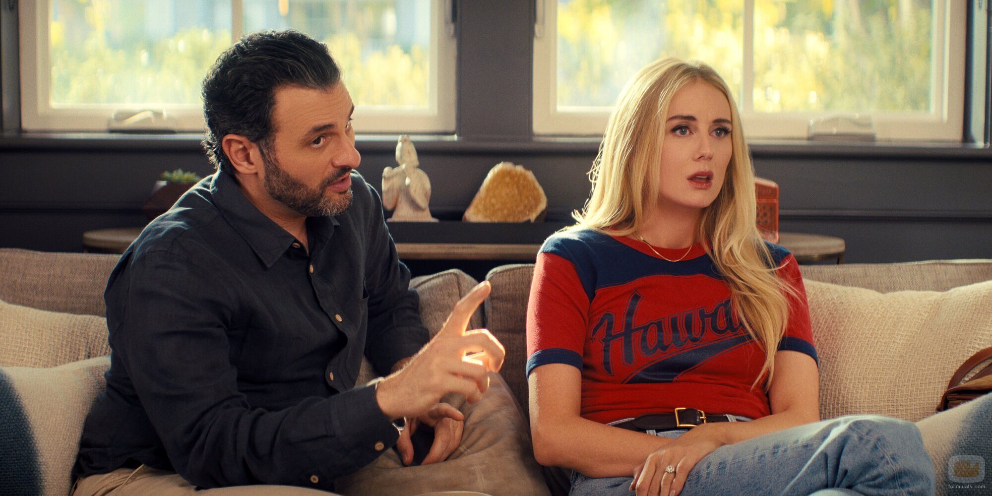 Arian Moayed y Justine Lupe en 2x09 'Encrucijada' de 'Nadie quiere esto'