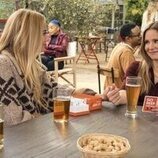 Justine Lupe y Kristen Bell en Capítulo 9 titulado 'Encrucijada' de 'Nadie quiere esto'