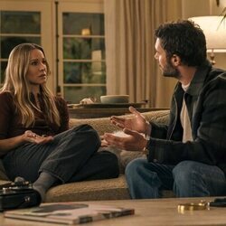 Kristen Bell y Adam Brody en 'Encrucijada' de 'Nobody Wants This'