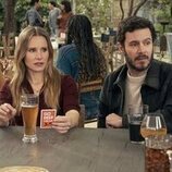 Kristen Bell y Adam Brody en 2x09 titulado 'Encrucijada' de 'Nadie quiere esto'