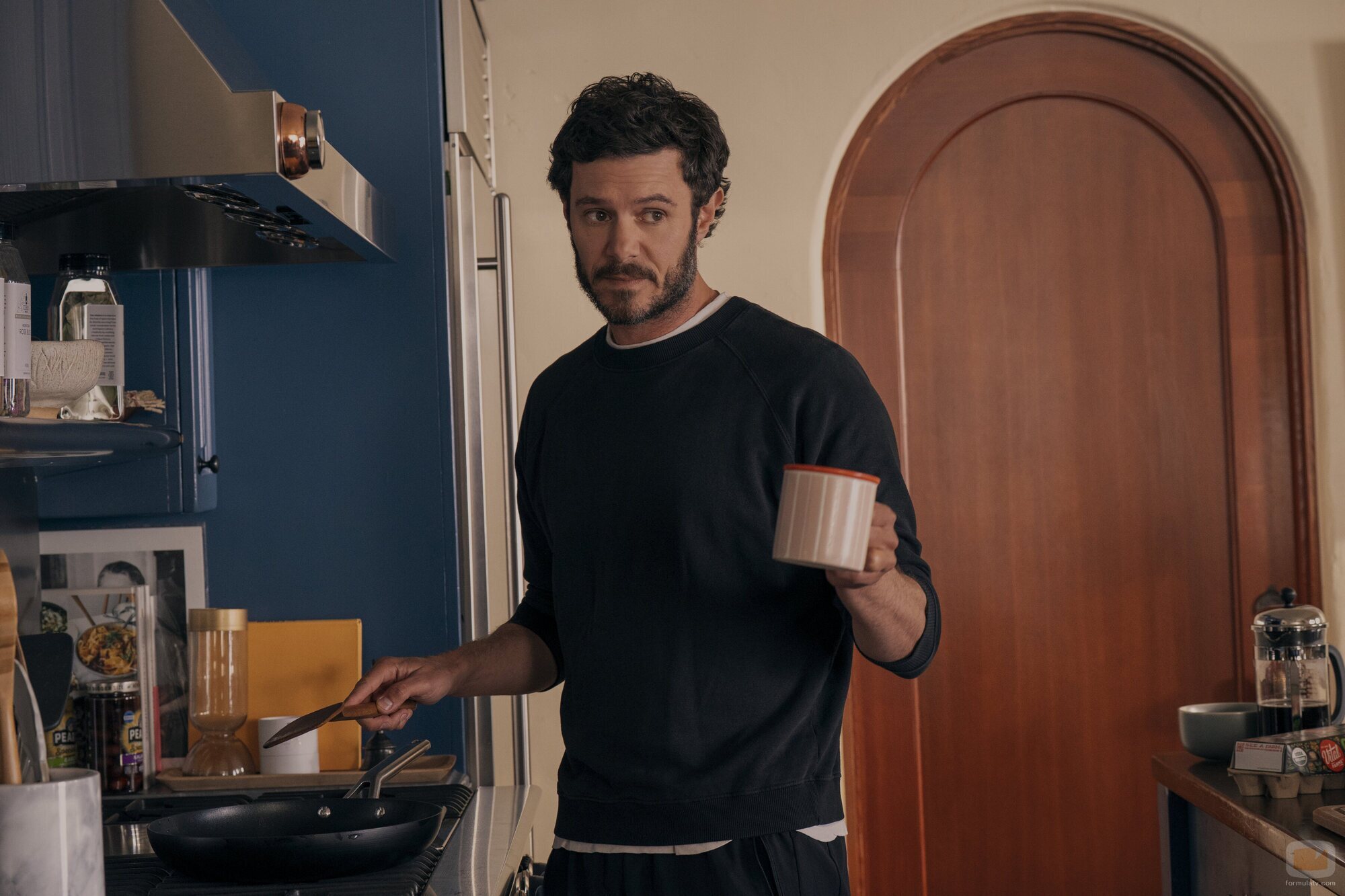 Adam Brody en 2x09 titulado 'Encrucijada' de 'Nadie quiere esto'