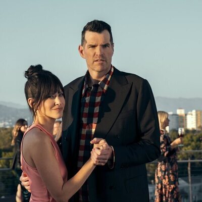 Timothy Simons y Jackie Tohn en 2x10 titulado 'Cuando Noah encontró a Joanne' de 'Nadie quiere esto'