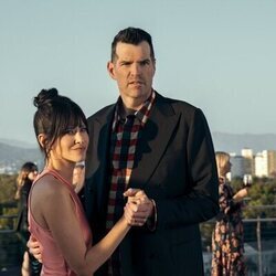 Timothy Simons y Jackie Tohn en 2x10 titulado 'Cuando Noah encontró a Joanne' de 'Nadie quiere esto'