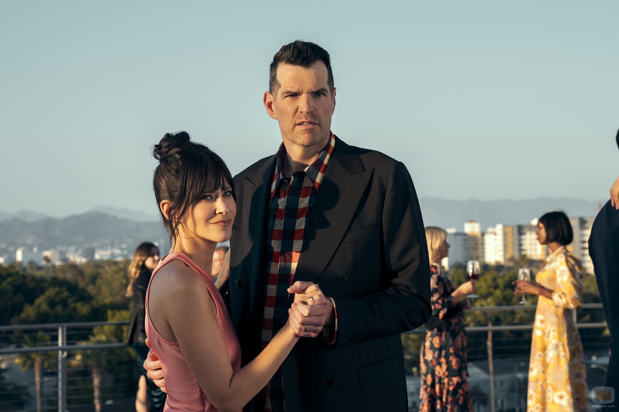 Timothy Simons y Jackie Tohn en 2x10 titulado 'Cuando Noah encontró a Joanne' de 'Nadie quiere esto'
