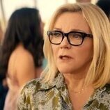 Stephanie Faracy en 2x10 titulado 'Cuando Noah encontró a Joanne' de 'Nadie quiere esto'