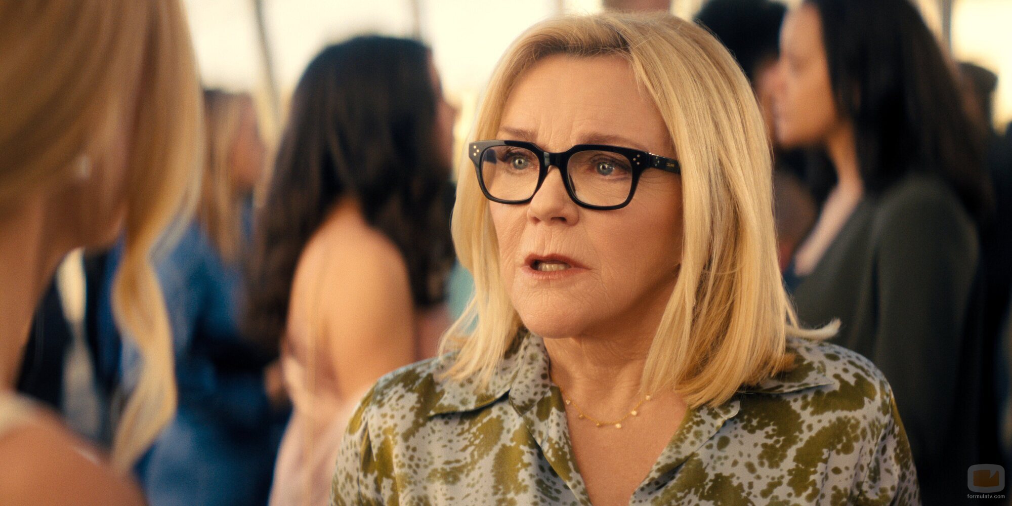 Stephanie Faracy en 2x10 titulado 'Cuando Noah encontró a Joanne' de 'Nadie quiere esto'