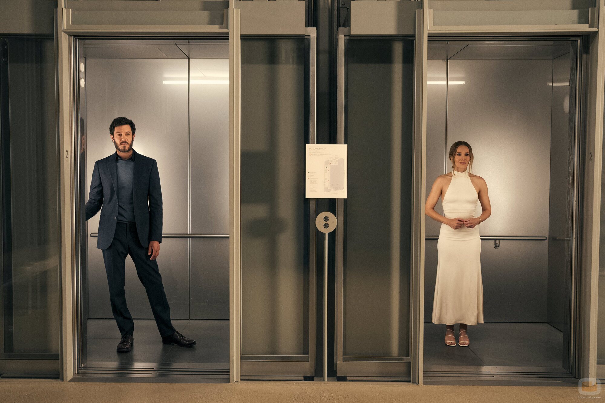 Adam Brody y Kristen Bell en la temporada 2 y el capítulo 10 de 'Nadie quiere esto'