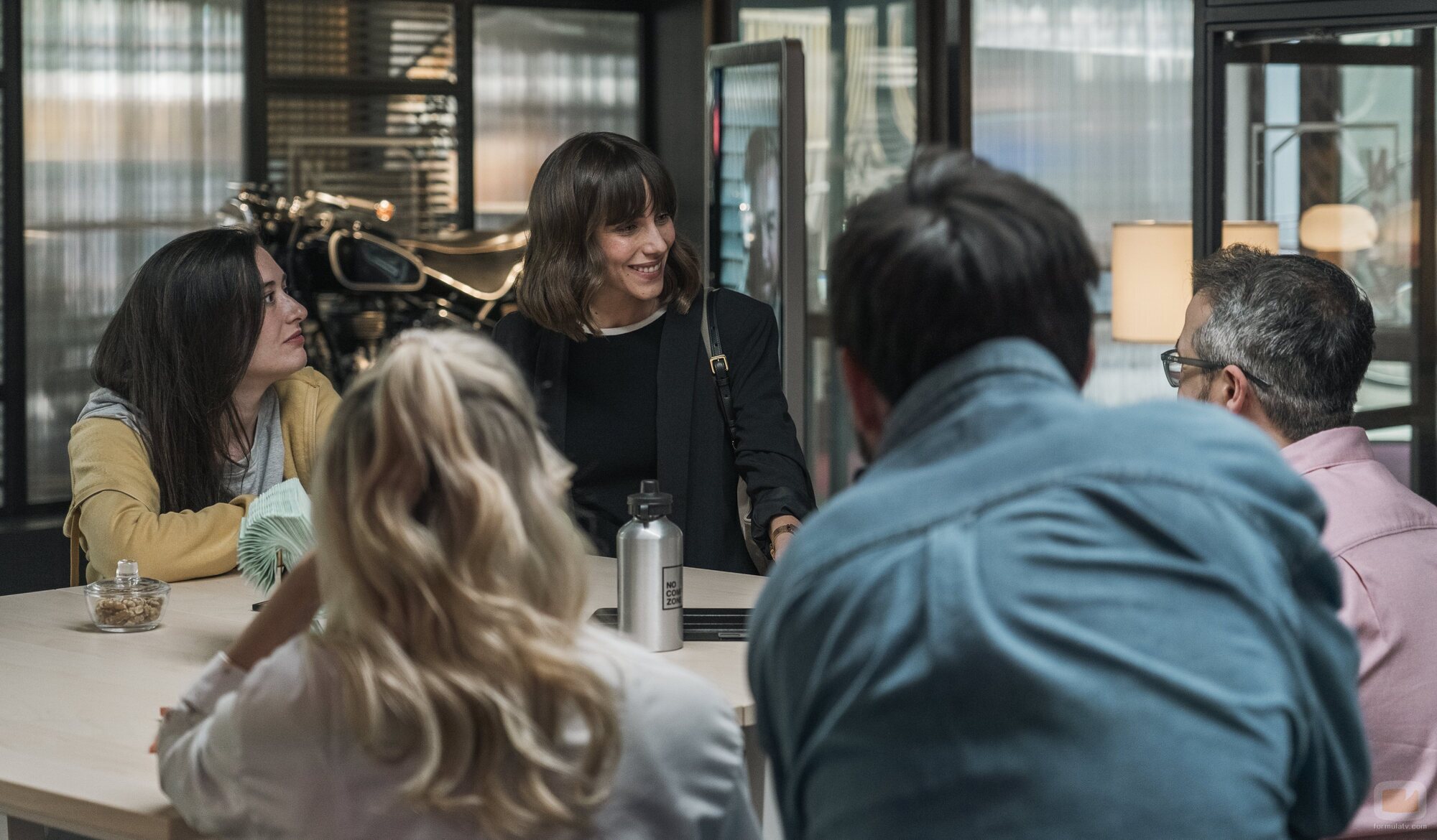 Victoria Martín y Aura Garrido en el 1x01 de 'Entrepreneurs'