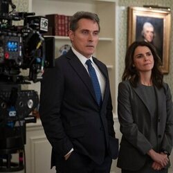 Rufus Sewell y Keri Russell en 3x03 'Caballo sin jinete' de 'La diplomática'