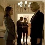 Allison Janney y Keri Russell en 3x03 'Caballo sin jinete' de 'La diplomática'