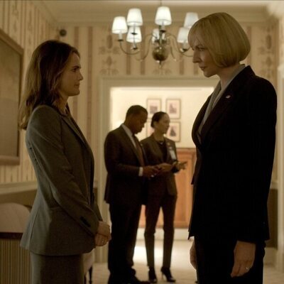 Allison Janney y Keri Russell en 3x03 'Caballo sin jinete' de 'La diplomática'