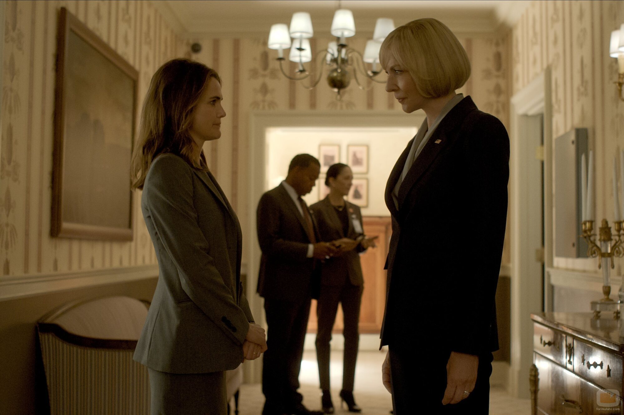 Allison Janney y Keri Russell en 3x03 'Caballo sin jinete' de 'La diplomática'