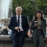 Richard Dillane y Ali Ahn en el 3x03 de 'The Diplomat'