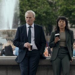 Richard Dillane y Ali Ahn en el 3x03 de 'The Diplomat'