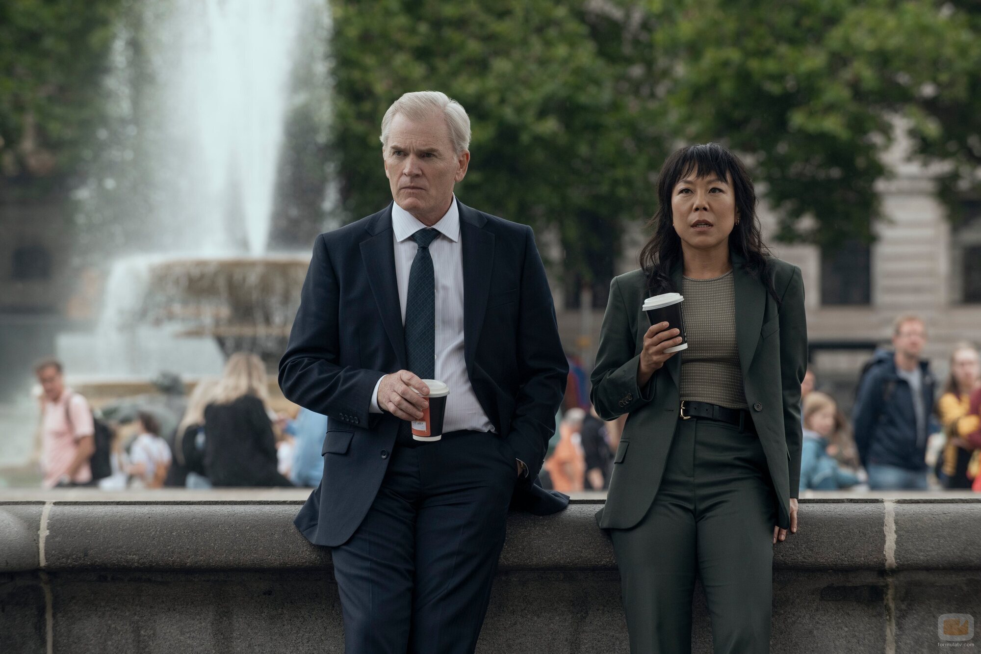 Richard Dillane y Ali Ahn en el 3x03 de 'The Diplomat'