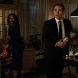 Nana Mensah y Rufus Sewell en 'Caballo sin jinete' de 'La diplomática'