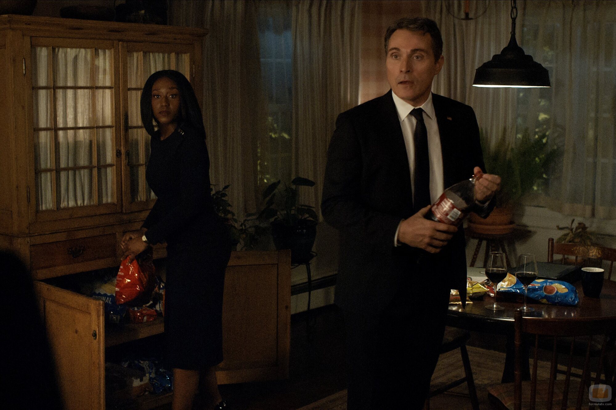 Nana Mensah y Rufus Sewell en 'Caballo sin jinete' de 'La diplomática'