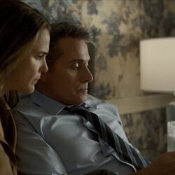 Keri Russell y Rufus Sewell en el 3x03 de 'La diplomática'