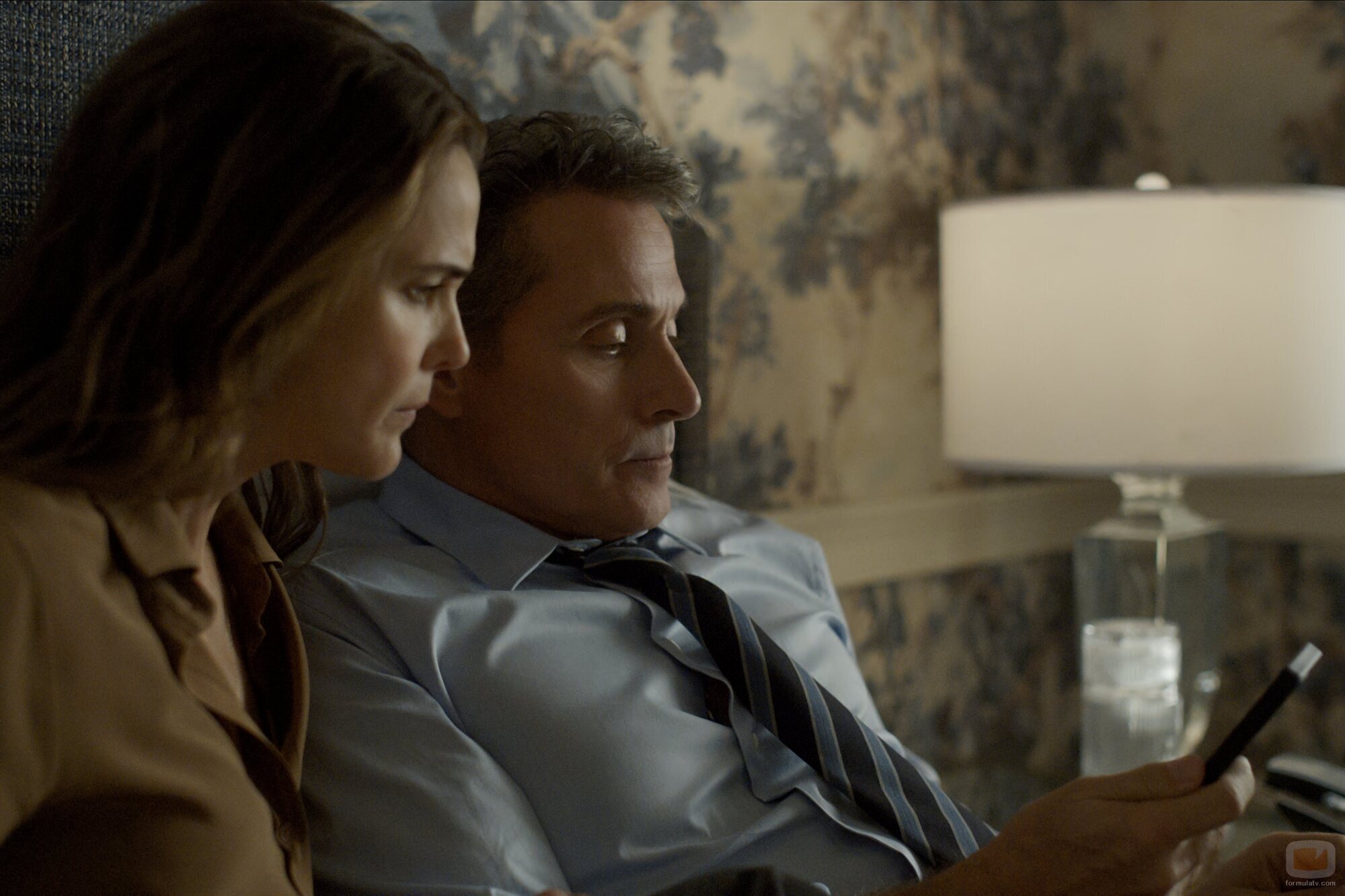 Keri Russell y Rufus Sewell en el 3x03 de 'La diplomática'
