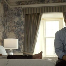 Still de Keri Russell y Rufus Sewell en el 3x03 de 'La diplomática'