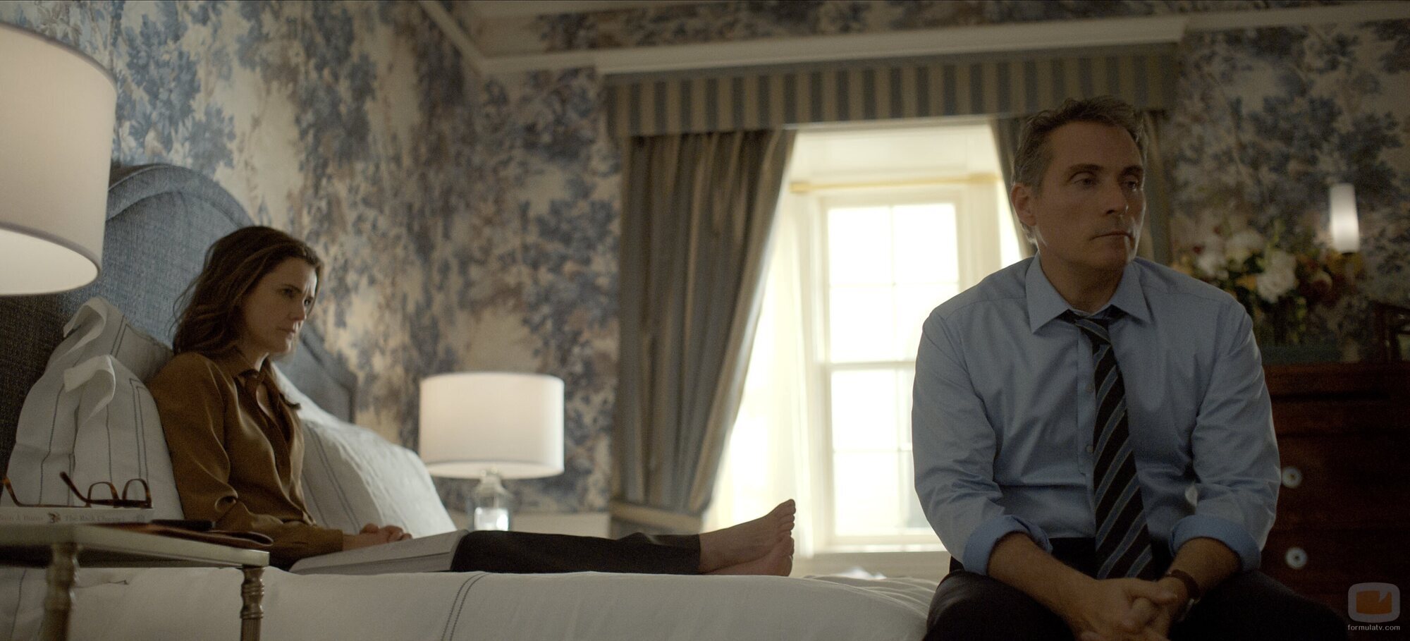 Still de Keri Russell y Rufus Sewell en el 3x03 de 'La diplomática'