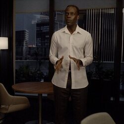 Ato Essandoh en el 3x03 de 'La diplomática'