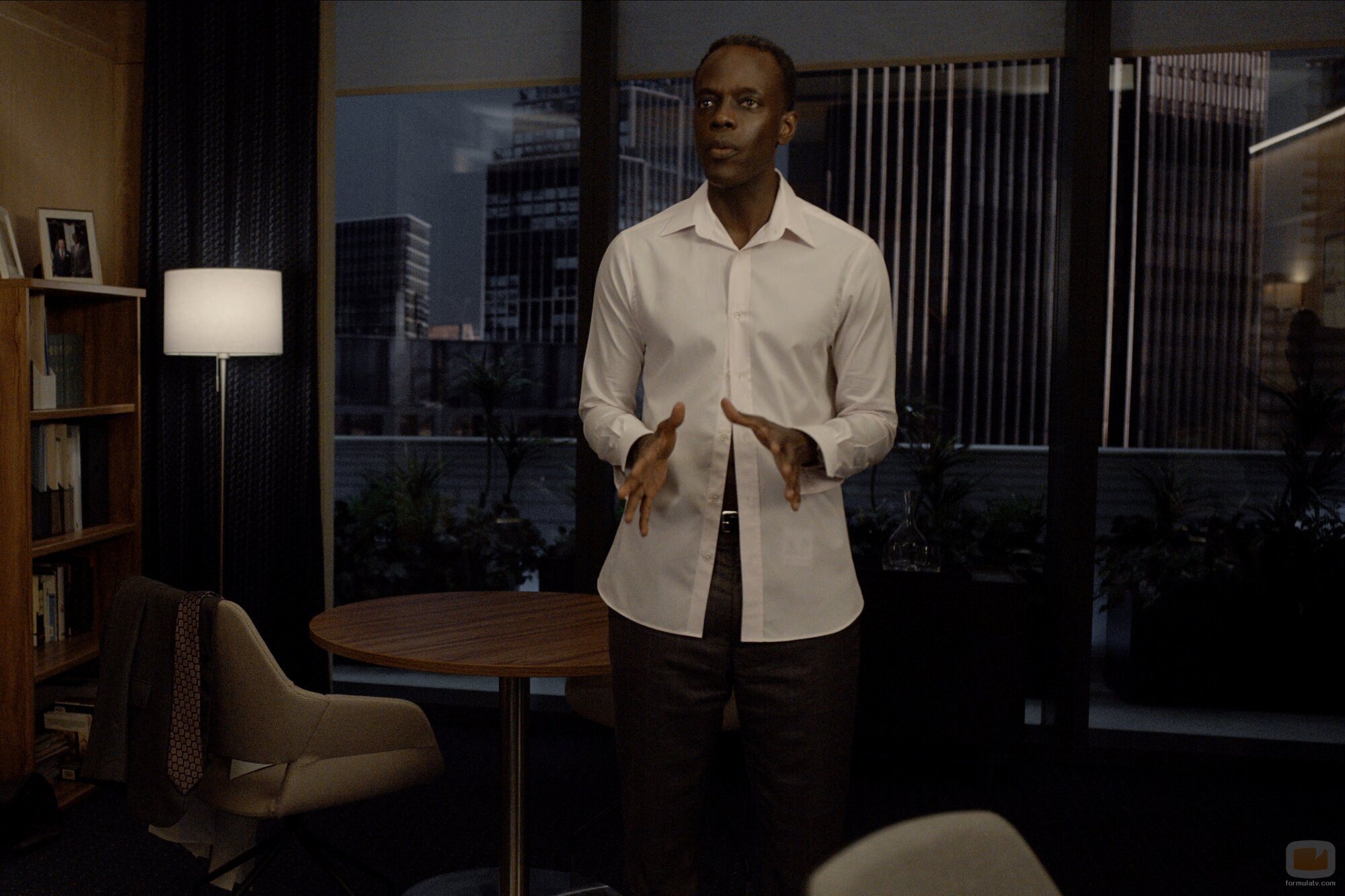 Ato Essandoh en el 3x03 de 'La diplomática'