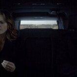 Keri Russell y Rufus Sewell en 3x03 'Caballo sin jinete' de 'La diplomática'