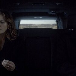 Keri Russell y Rufus Sewell en 3x03 'Caballo sin jinete' de 'La diplomática'