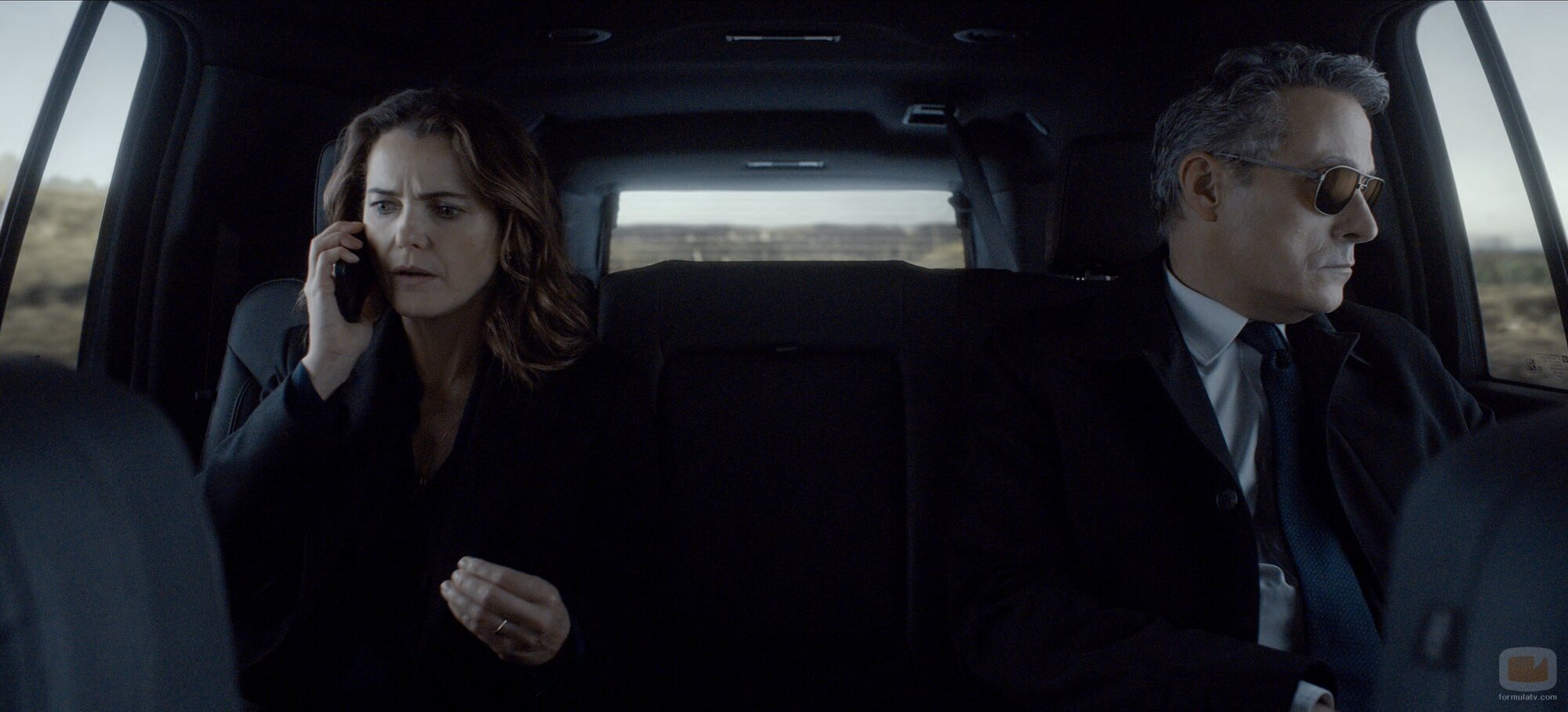 Keri Russell y Rufus Sewell en 3x03 'Caballo sin jinete' de 'La diplomática'