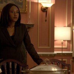 Nana Mensah en 3x03 titulado 'Caballo sin jinete' de 'La diplomática'