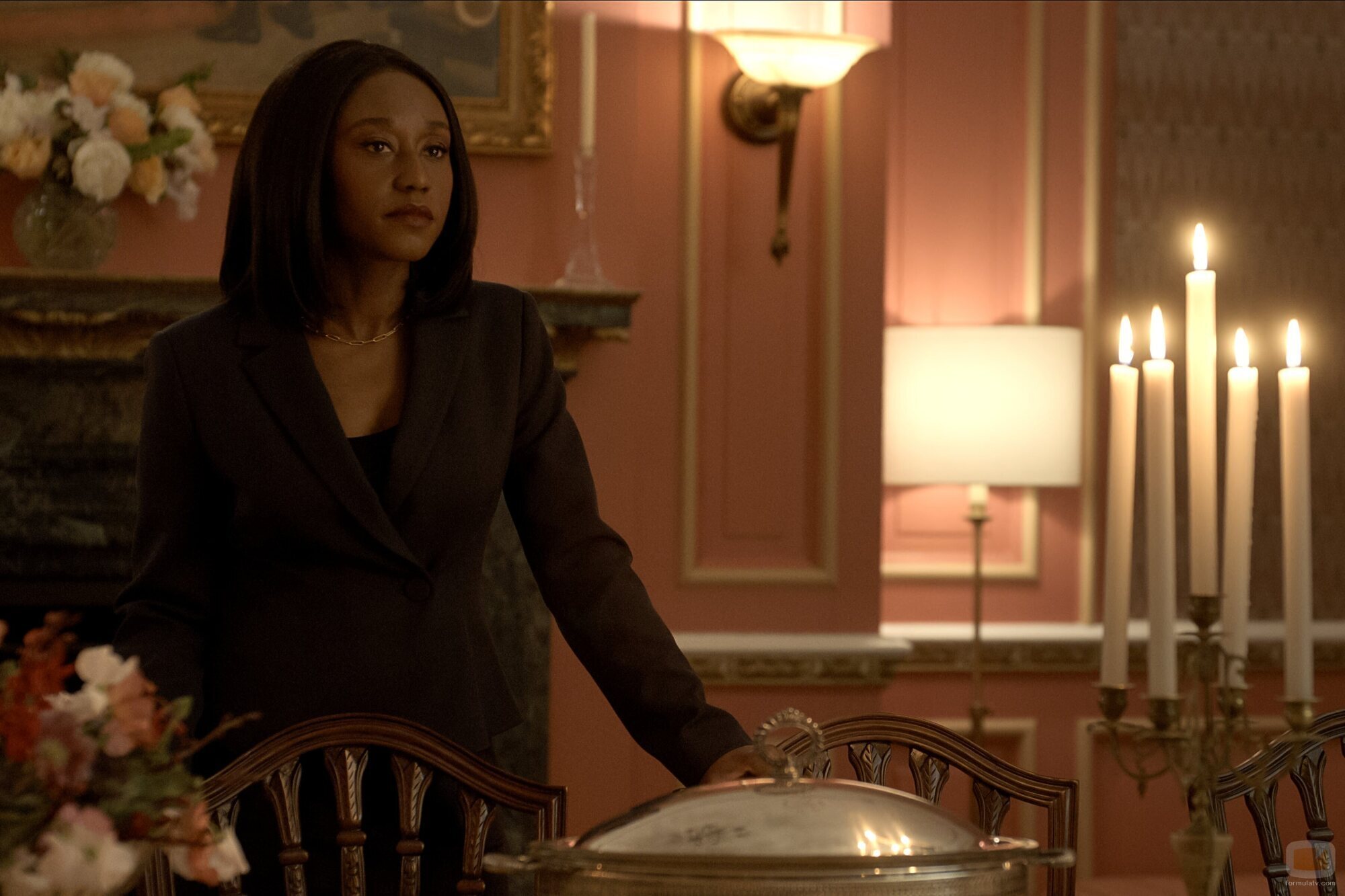 Nana Mensah en 3x03 titulado 'Caballo sin jinete' de 'La diplomática'